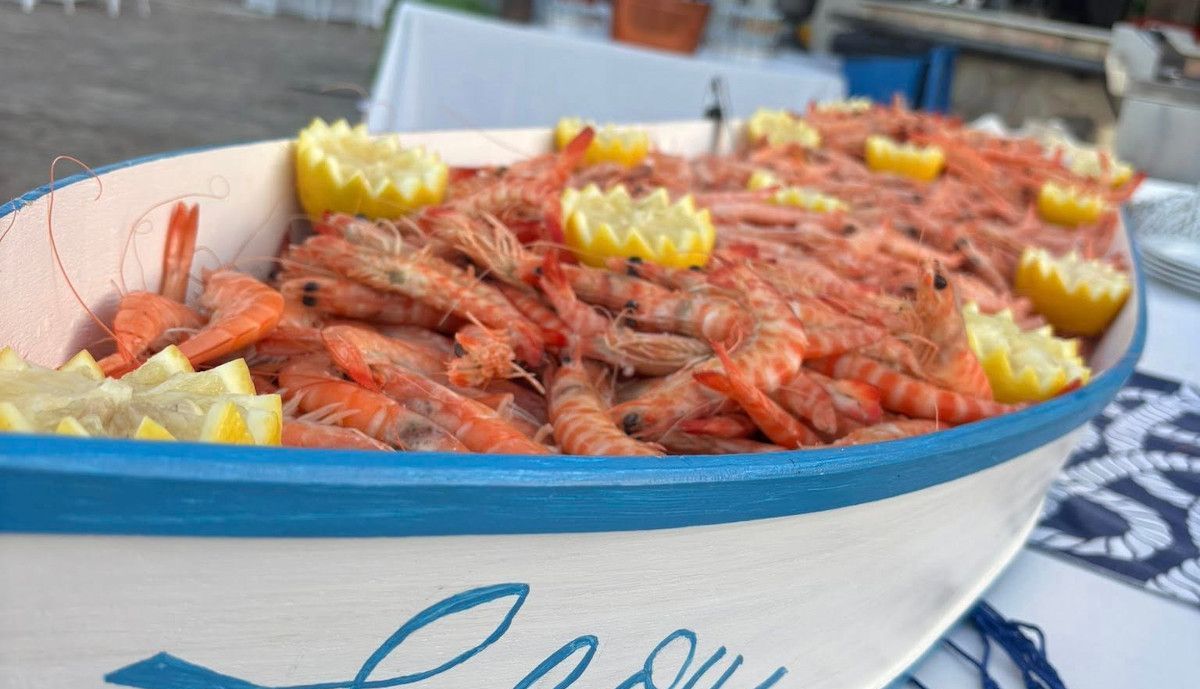 Barca con langostinos