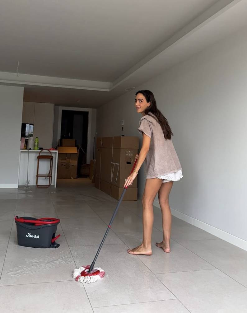 Rocío Osorno limpiando su nueva casa de El Puerto.
