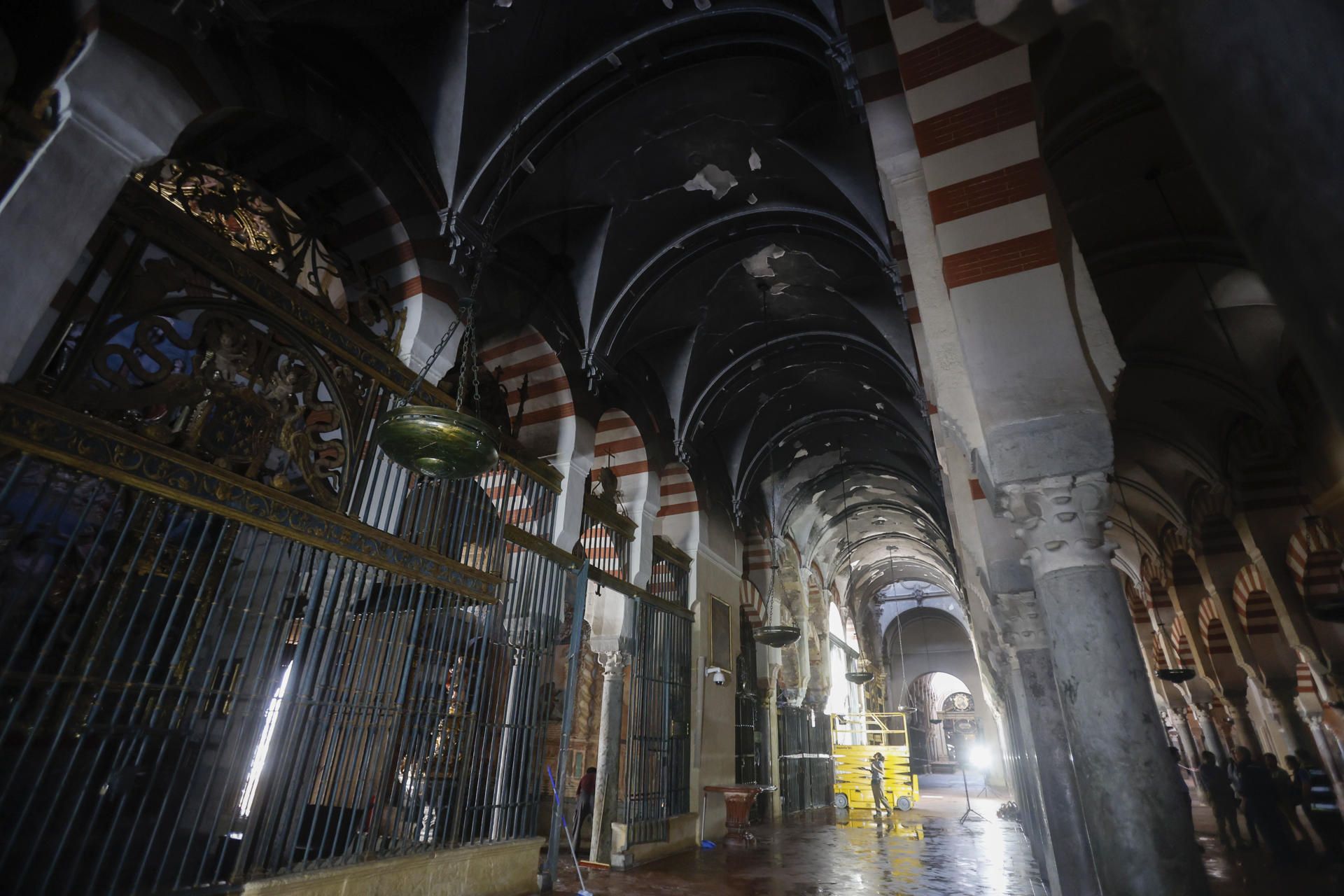 El interior de la Mezquita de Córdoba, tras el incendio.