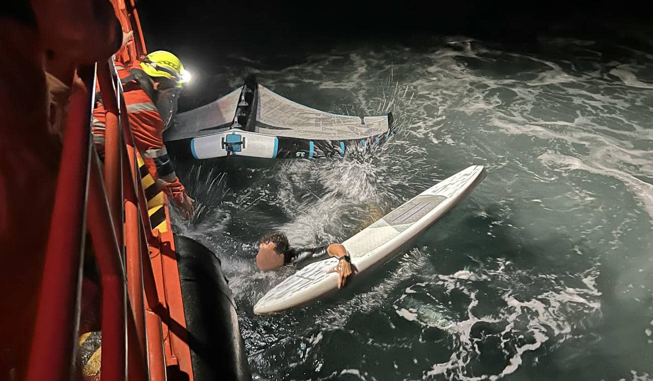 Las dos personas, en el rescate de Salvamento Marítimo.