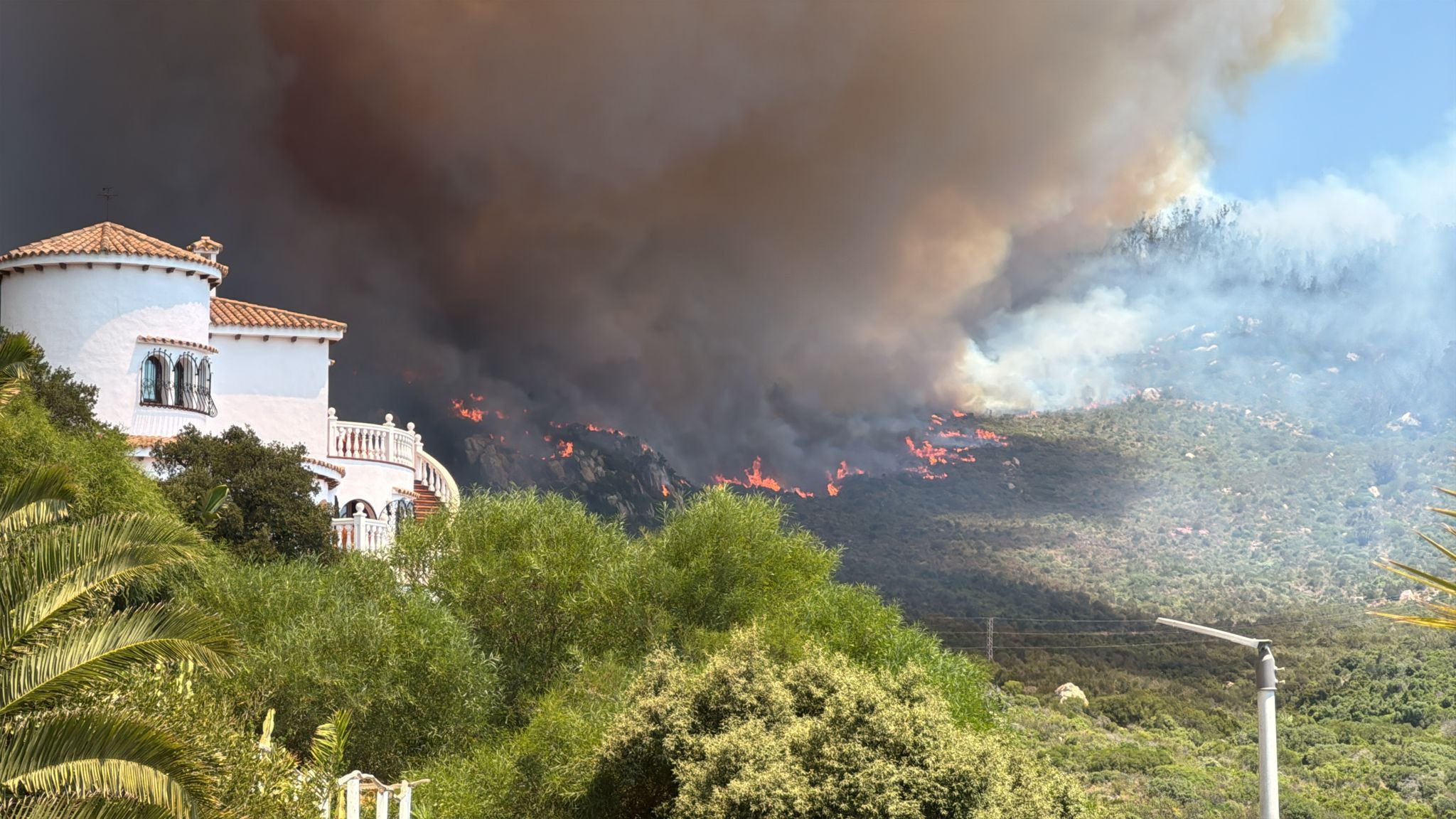 Una imagen del incendio entre Bolonia y Zahara, en una imagen de @BigHatPoland.