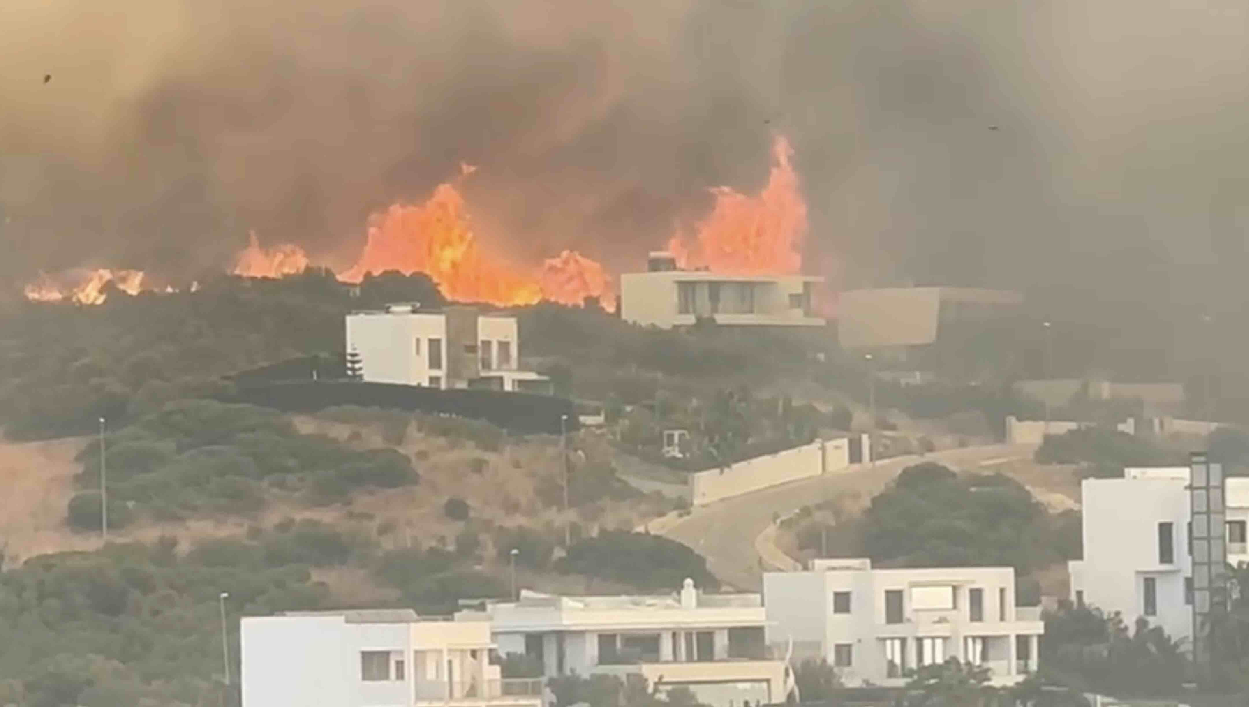 El fuego llega a las viviendas en Tarifa.