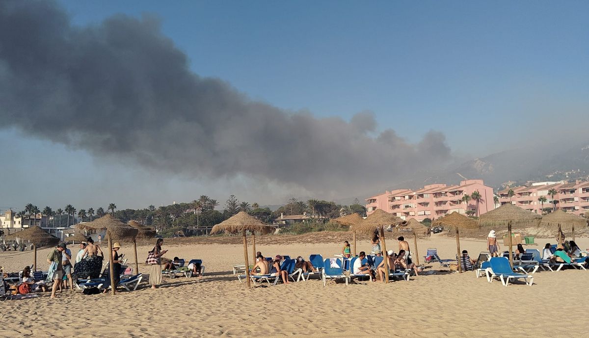 Vecinos desalojados en la playa de Atlanterra, frente a la urbanización.