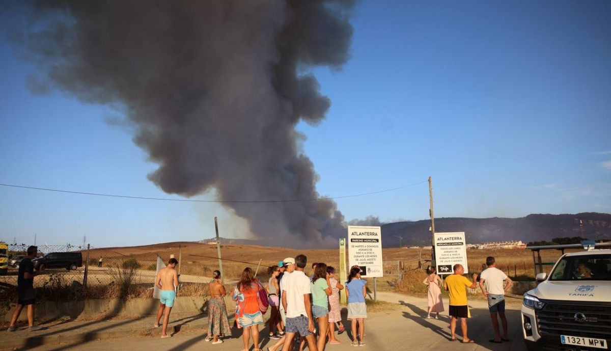 Personas presenciando el fuego en Zahara.