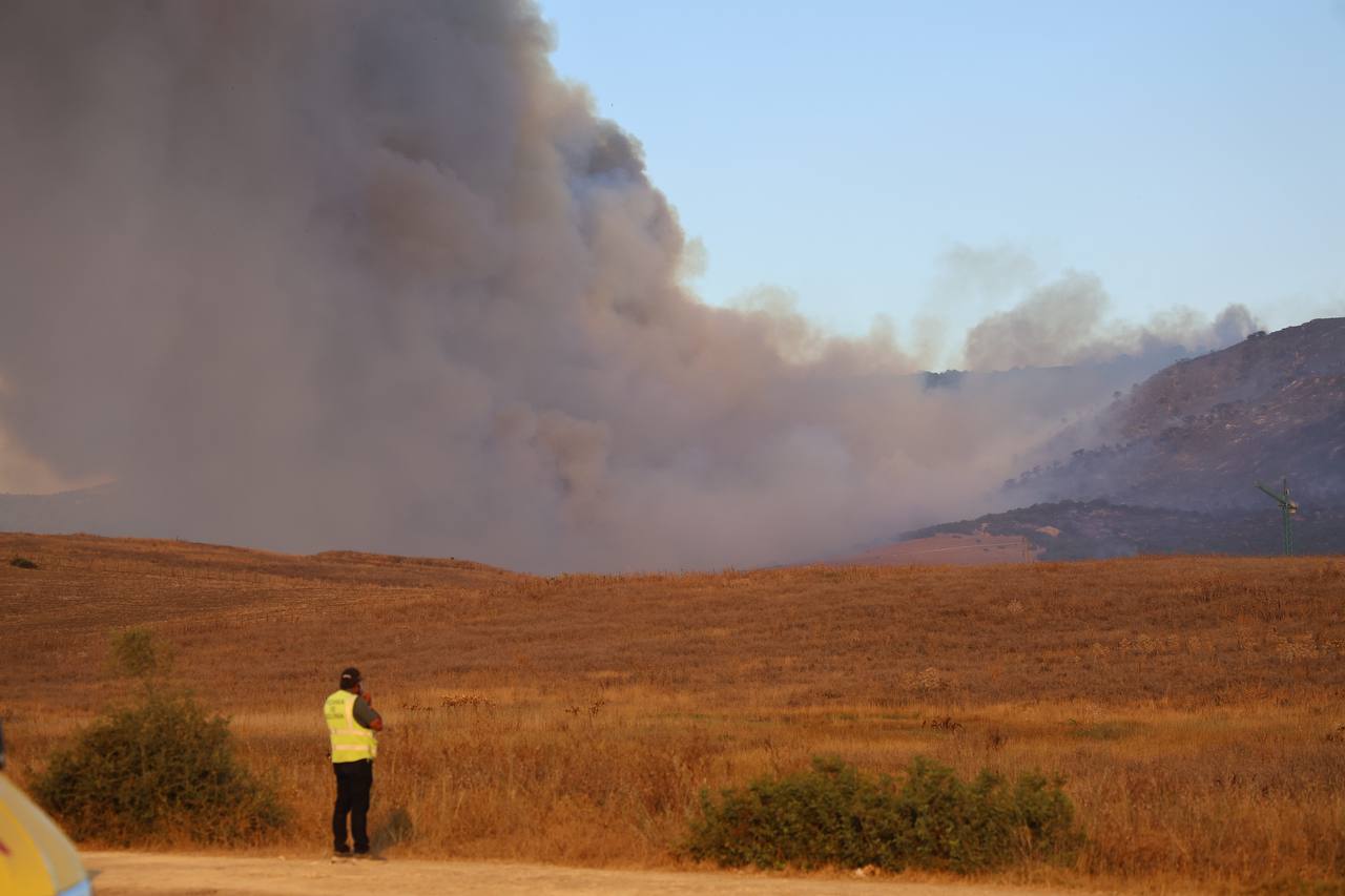 El incendio en Atlanterra, antes de ser estabilizado.