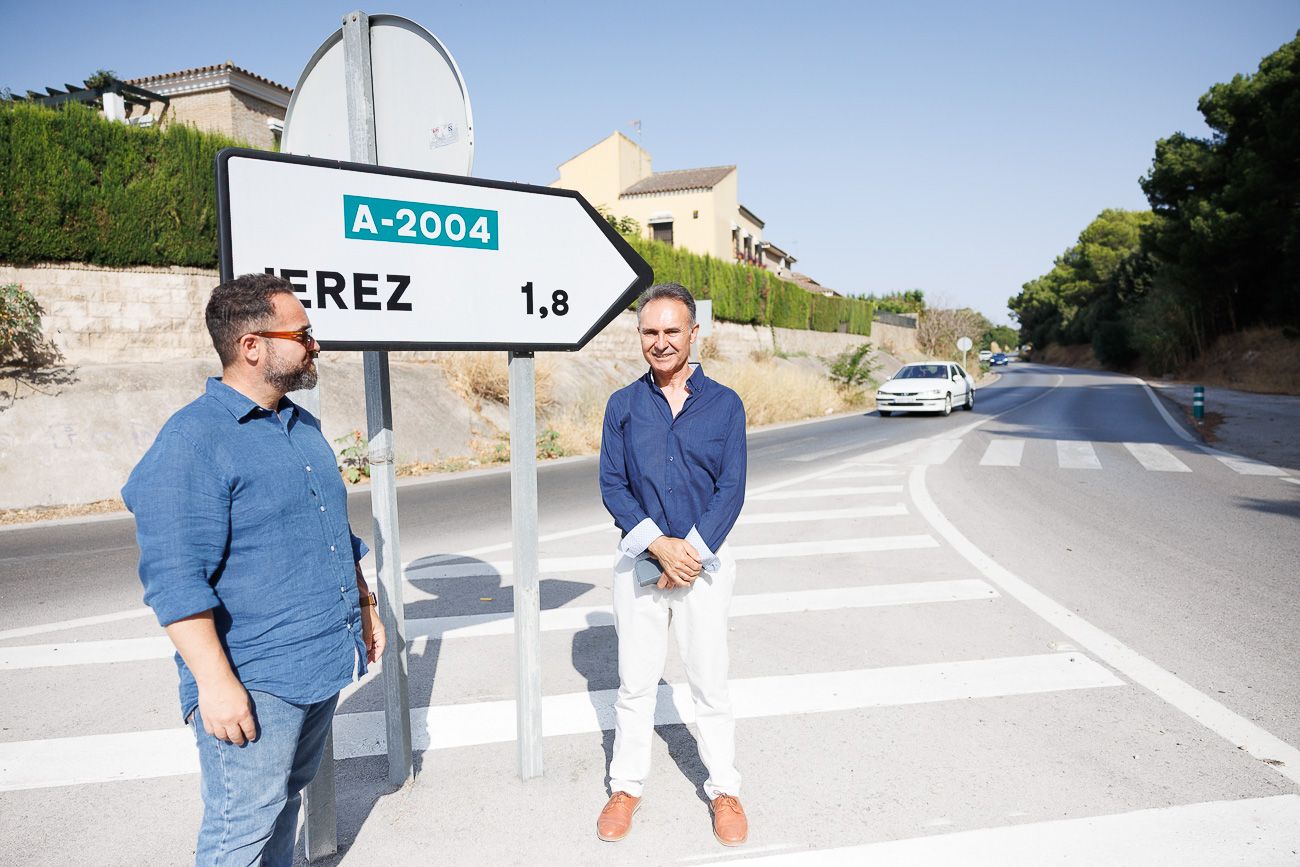 José Miguel Córcoles y Antonio Ruiz, en la rotonda de la A-2004 que tiene como una de sus salidas el residencial Gran Duque, en días pasados.