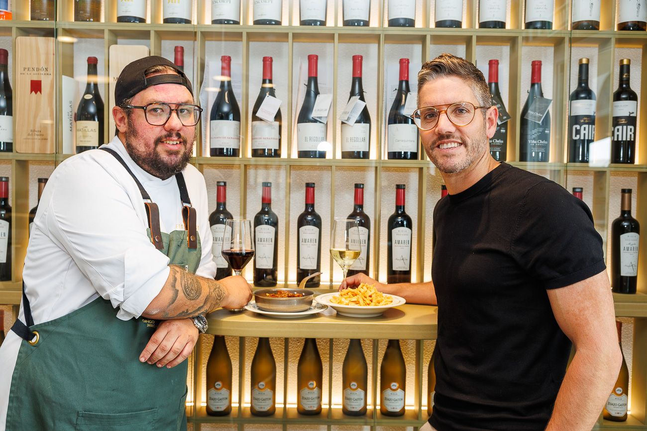Antonio Cabeza, chef de Doña Frasquita, y Javier Selvático, CEO de Vogel, con dos de sus platos estrella.