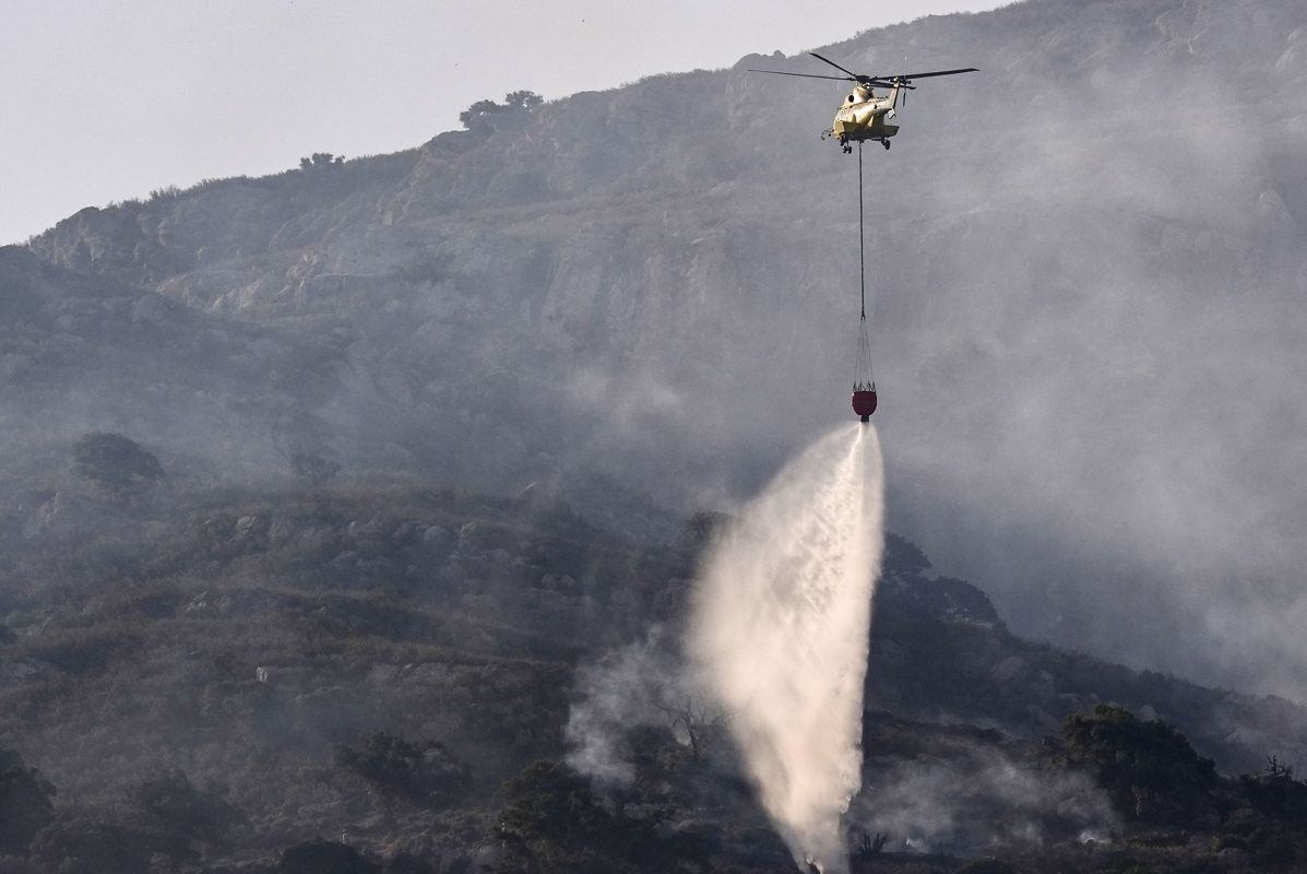 El Infoca trabajando en uno de los flancos del incendio de Atlanterra.