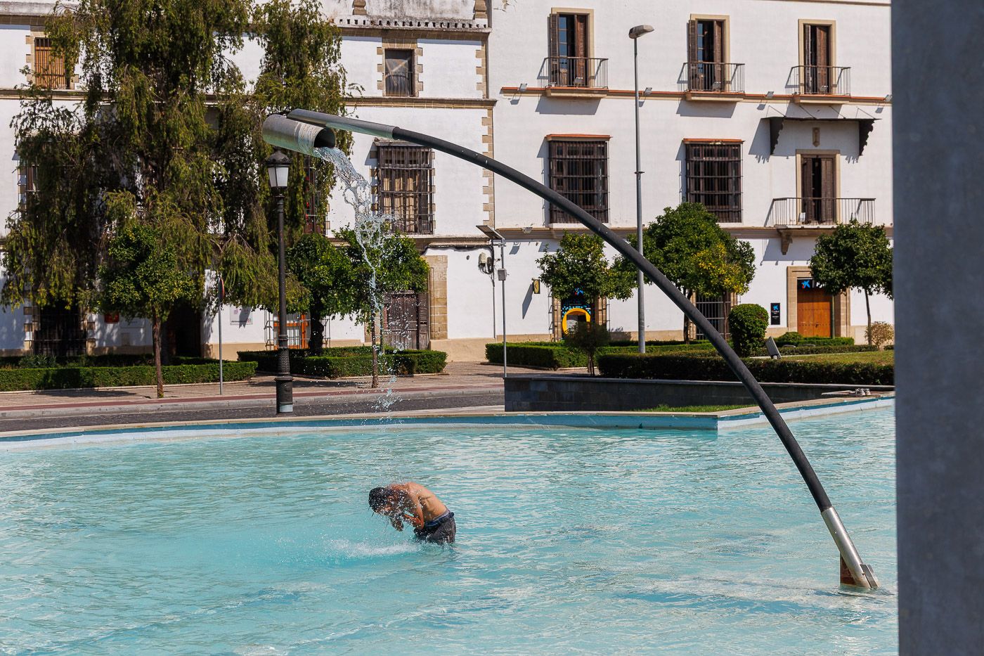 Un joven se refresca en Jerez el día que se roza el récord de calor.