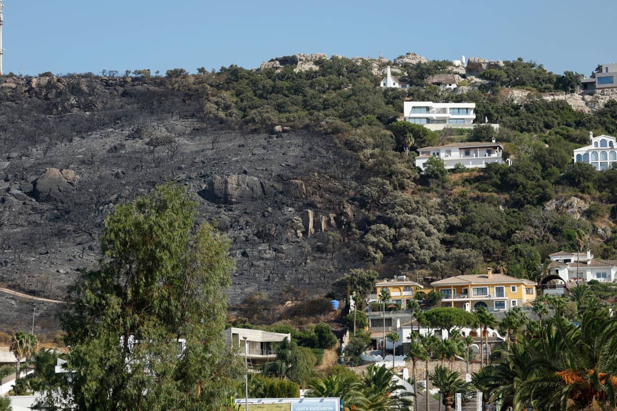 El fuego llegó a la puerta de las casas en Atlanterra.