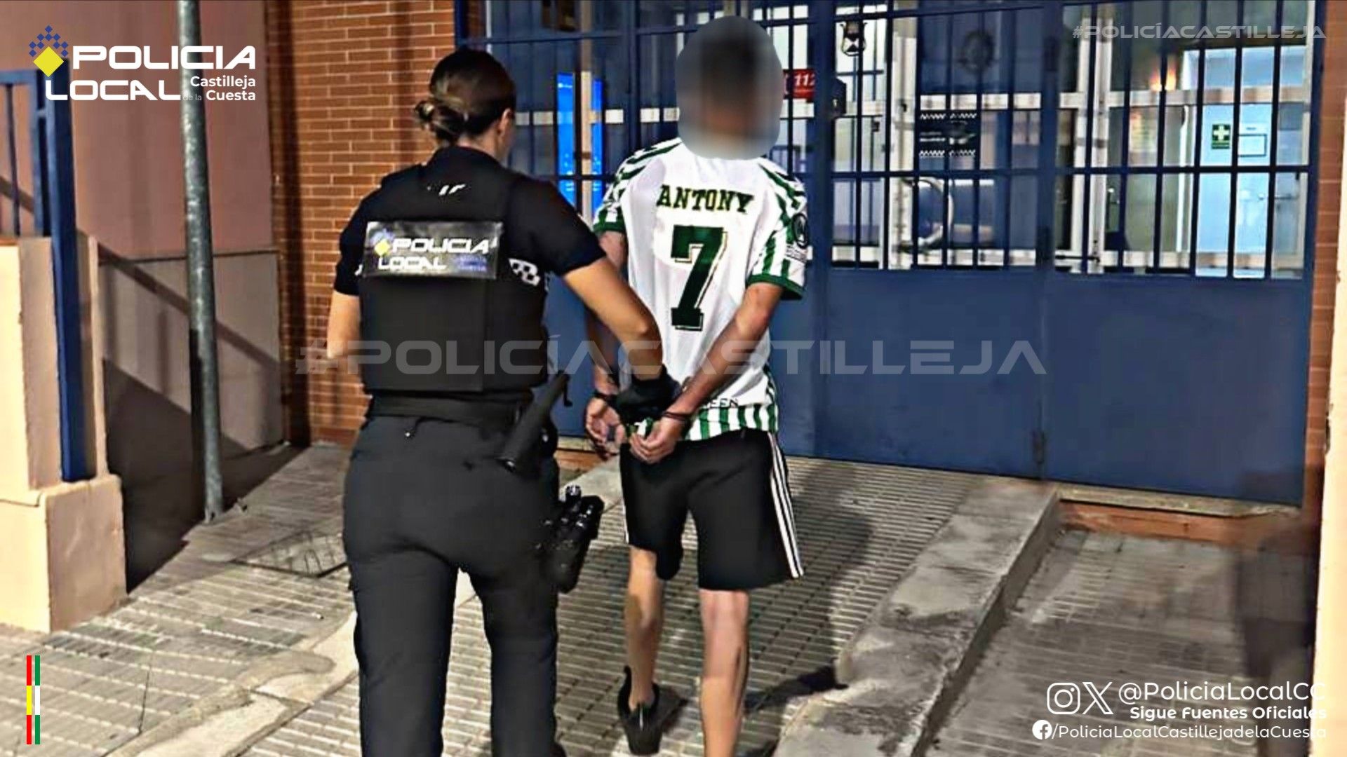 El joven detenido en Castilleja de la Cuesta, tras ser reducido por la Policía. El joven detenido en Castilleja de la Cuesta, tras ser reducido por la Policía.