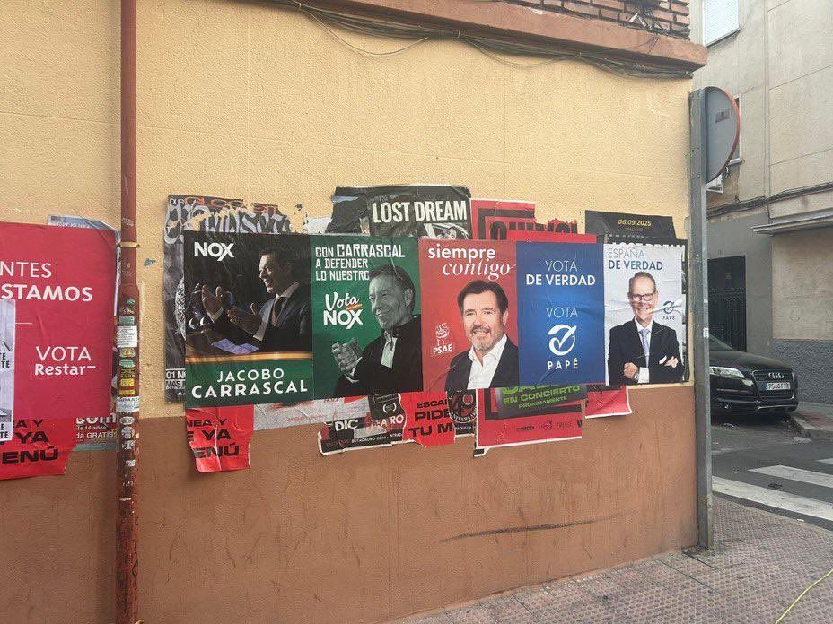 Los carteles de los partidos de la próxima película de Torrente.