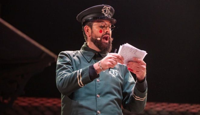 Manu Sánchez, pregonero del Carnaval de Cádiz, durante el pregón de Antoñito Molina.