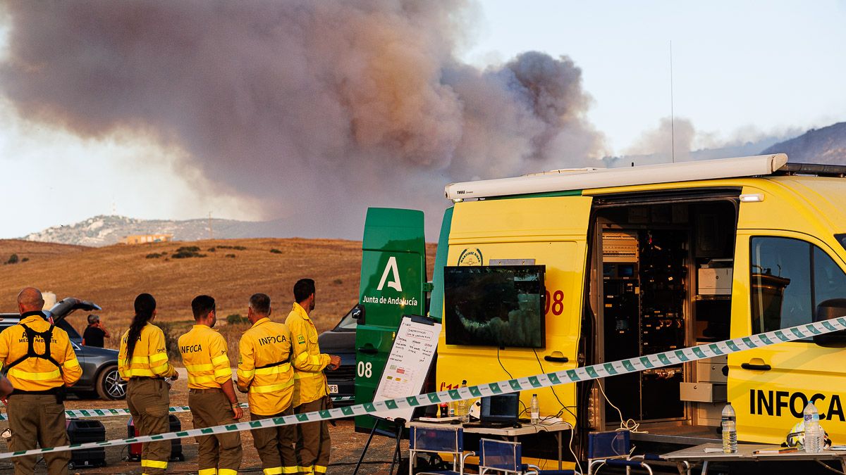 Efectivos del Infoca, en el incendio de Atlanterra de esta semana.