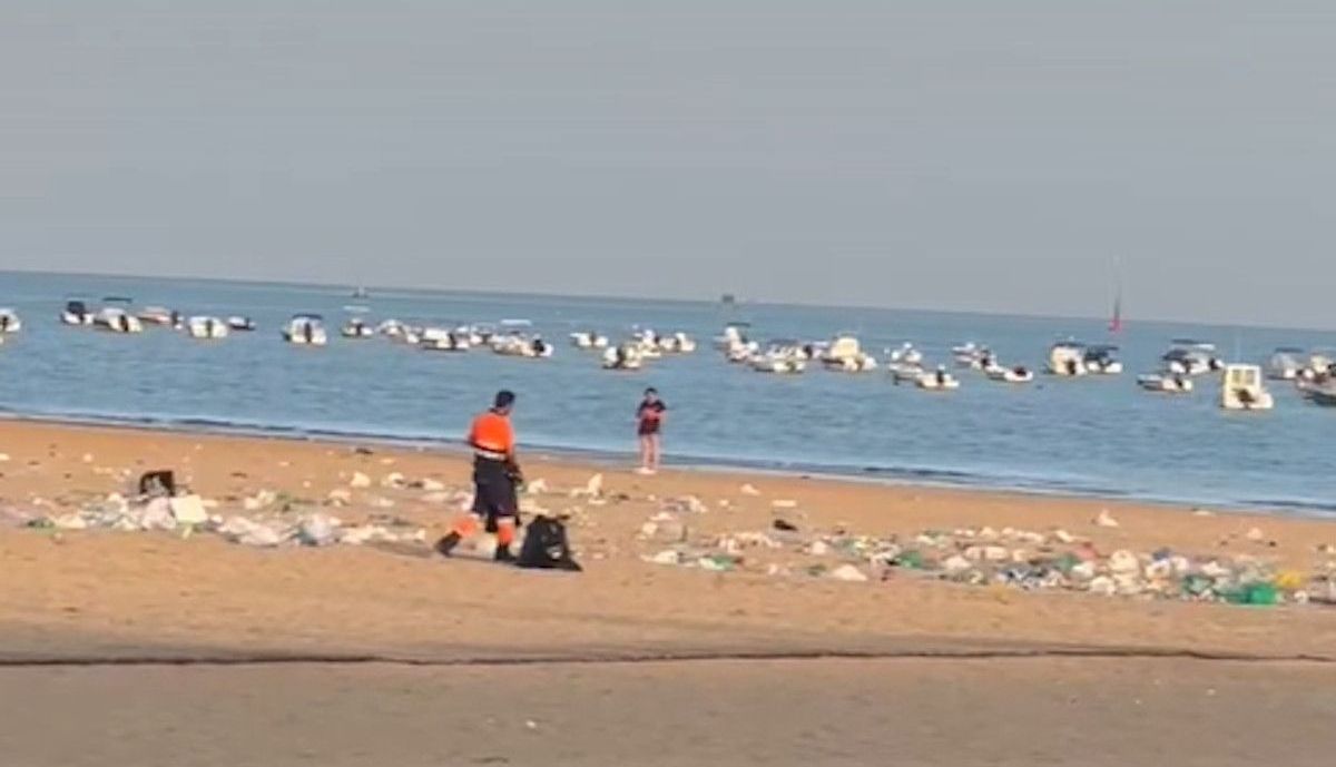 Basura abandonada en la playa en Sanlúcar