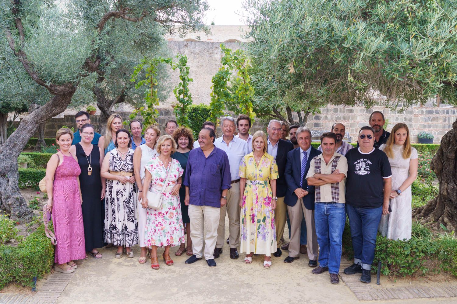 Foto de familia en el Alcázar tras la presentación de las Fiestas de la Vendimia de Jerez.