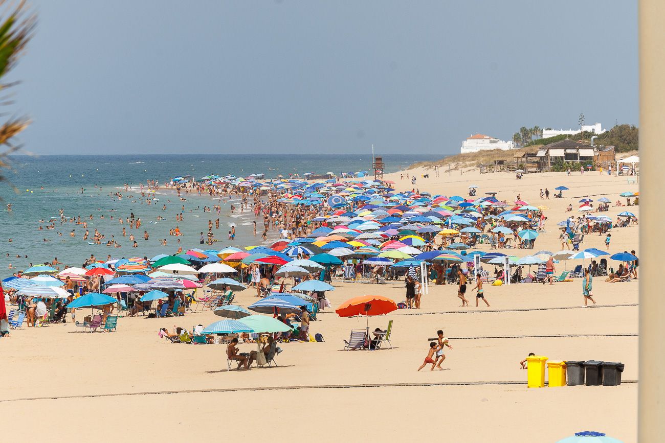Playa de Rota durante este verano. Las temperaturas superarán los 30 grados