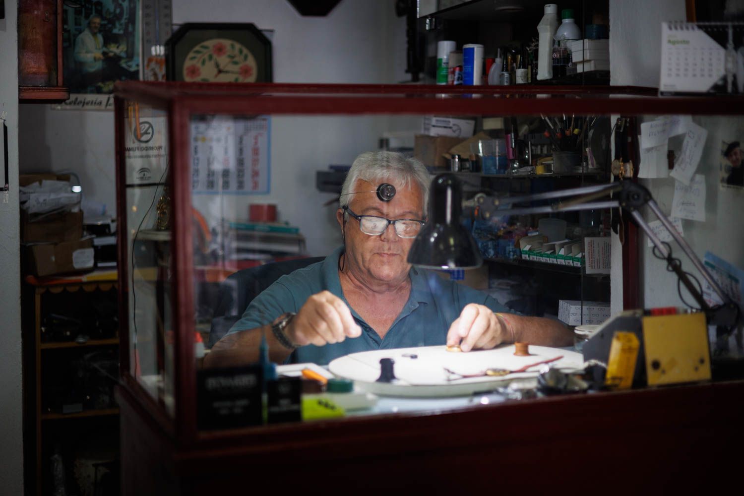El relojero Francisco Poyato en su taller. 