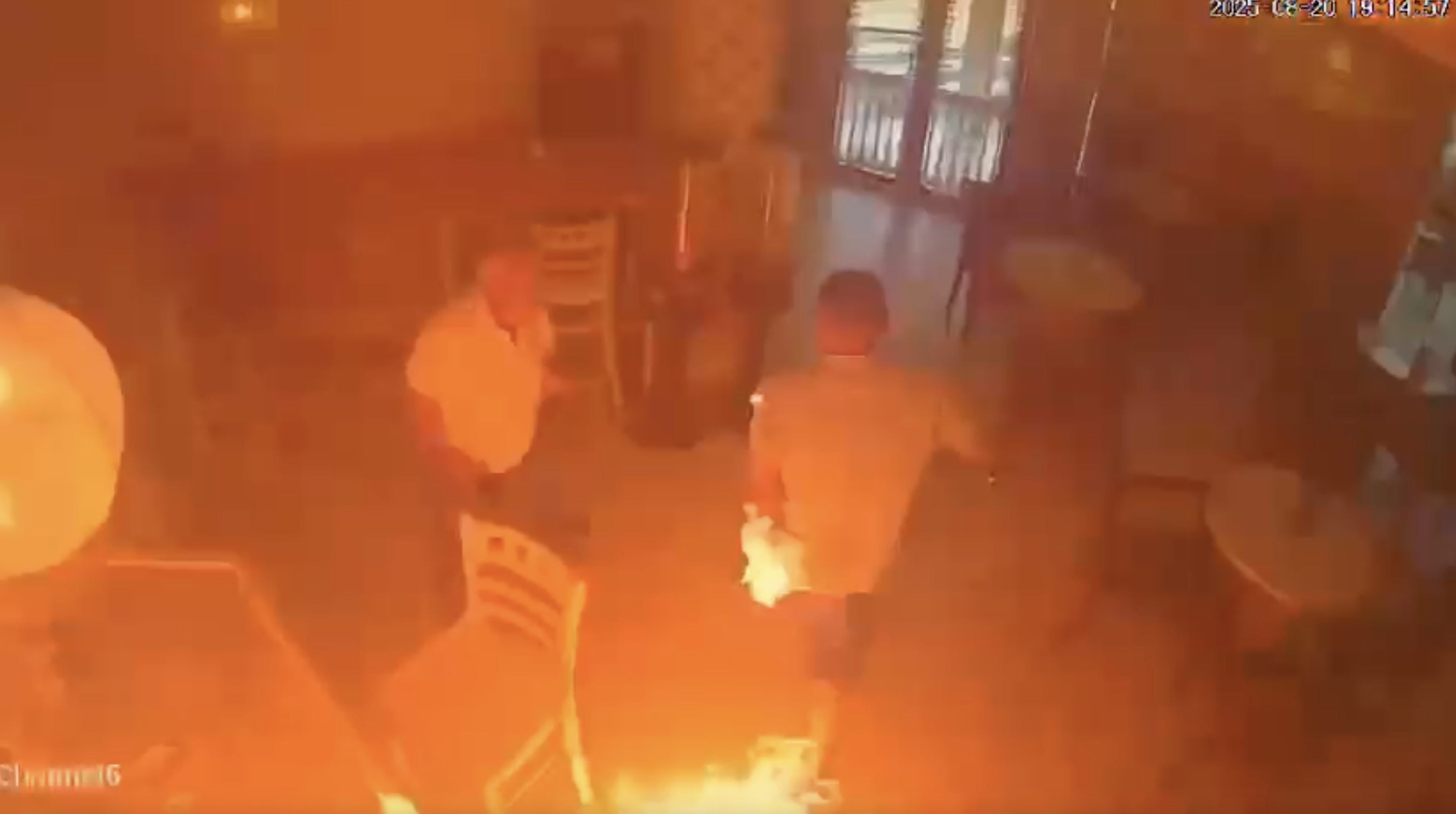 El momento en que una persona quemó una cafetería de Los Palacios.