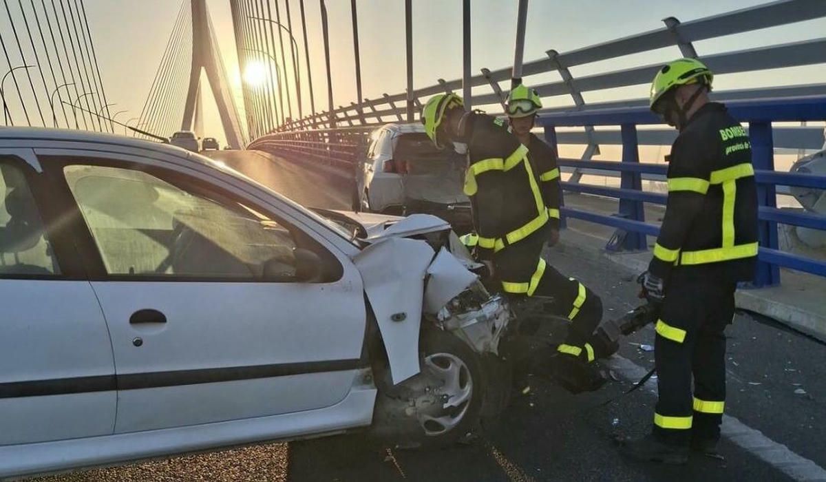 La actuación de bomberos en el puente nuevo de Cádiz.