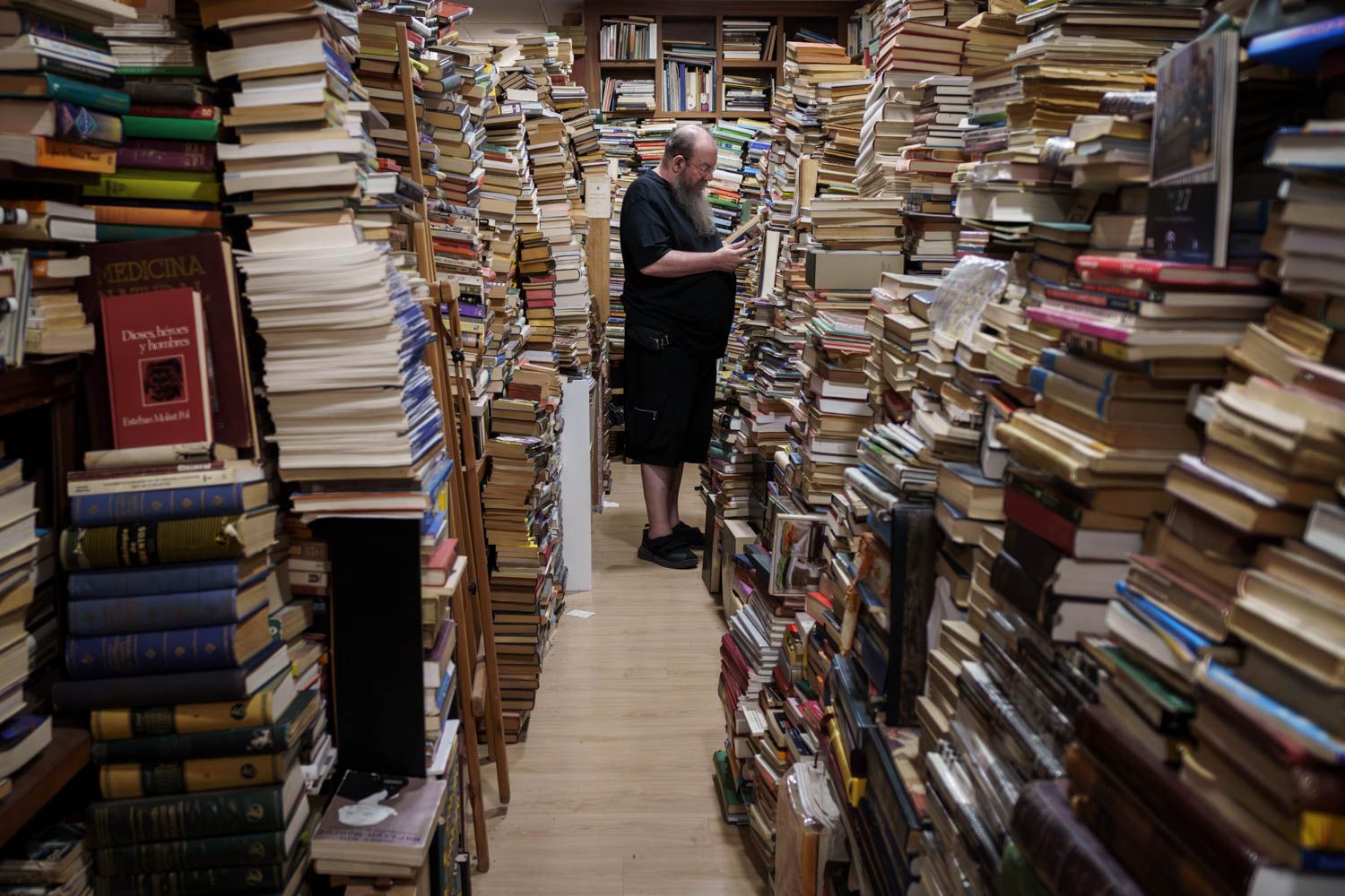 Chencho Ríos, propietario de la librería Planeta ZOCAr, en su negocio. 