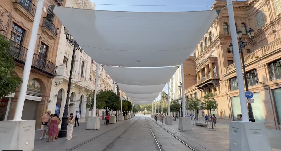 Primeros toldos instalados en la avenida de la Constitución de Sevilla.