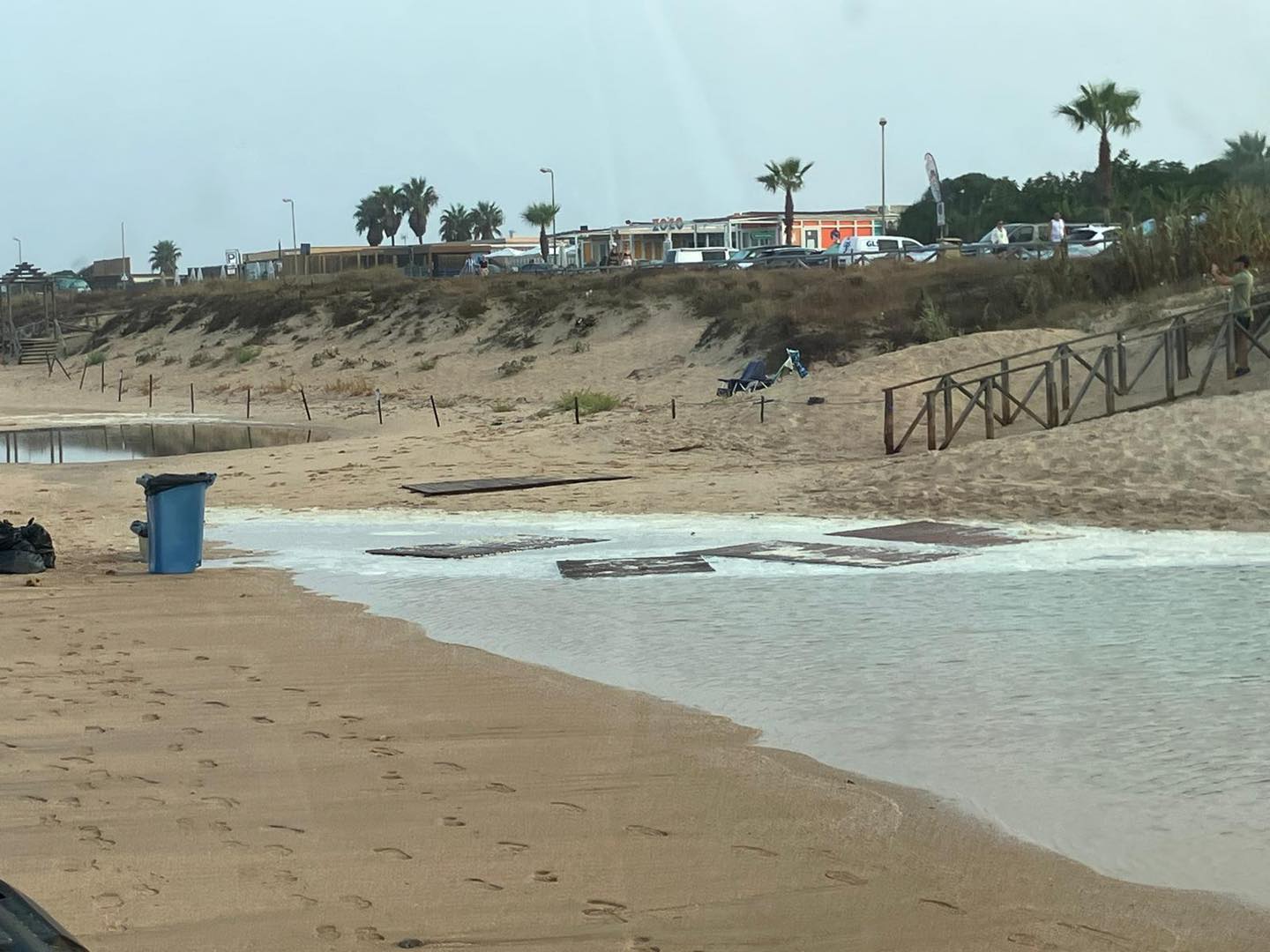 La pasarela de acceso de El Palmar que se ha llevado el oleaje.