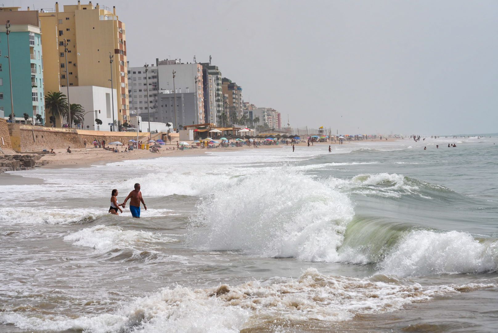 Fuerte oleaje, este pasado martes, en la playa de Santa María del Mar, en Cádiz.
