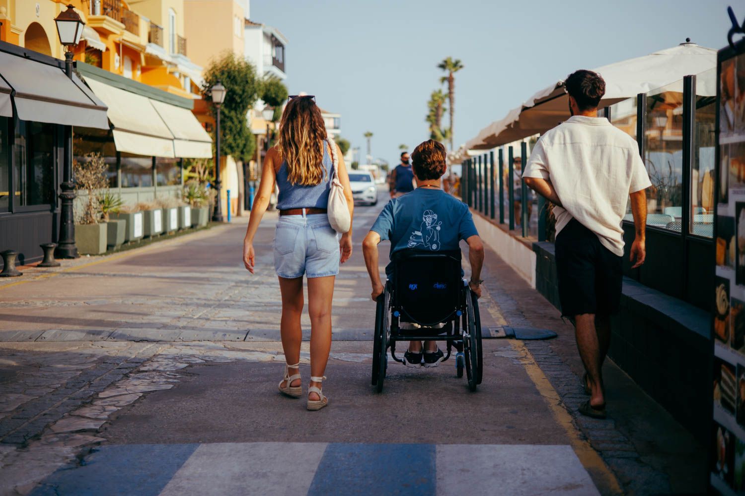 Un chico con movilidad reducida que acudía este lunes a tomar algo al paseo de Puerto Sherry con amigos.