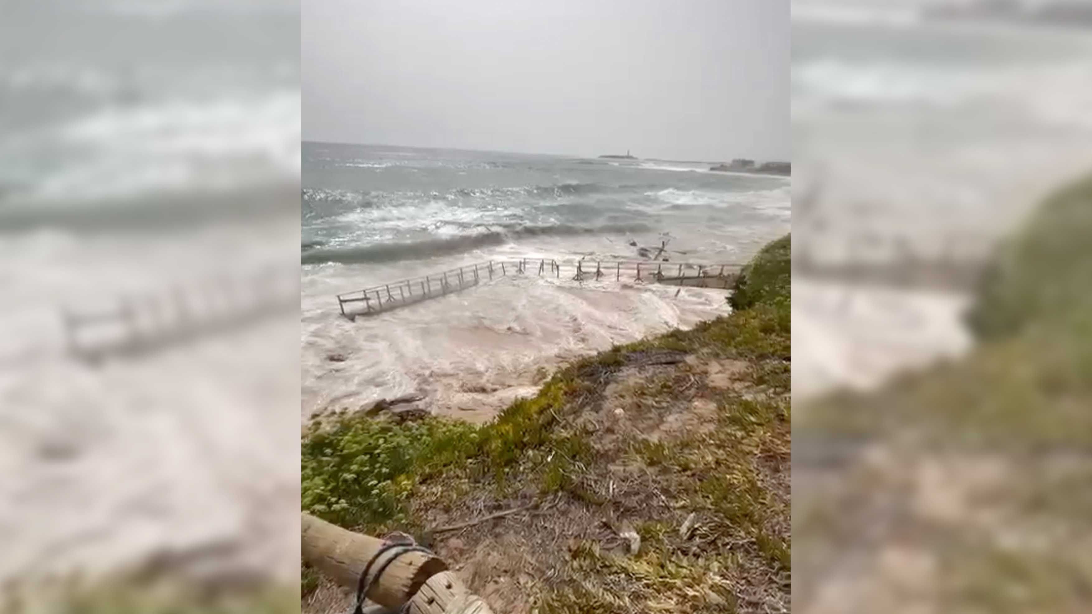 La pasarela destrozada por el oleaje en los Caños de Meca en el pasado episodio de mar de fondo. La pasarela destrozada por el oleaje en los Caños de Meca en el pasado episodio de mar de fondo.