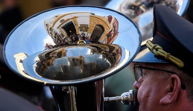 Un músico de una banda en una salida procesional.