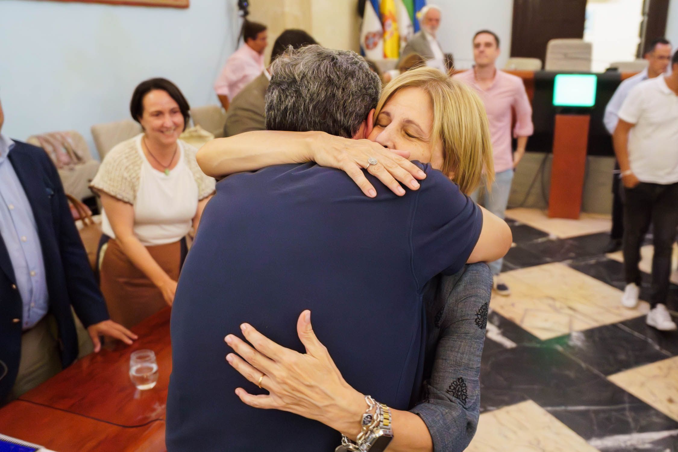 María José García-Pelayo, en una imagen de archivo, recibiendo un abrazo de José Ángel Aparicio.