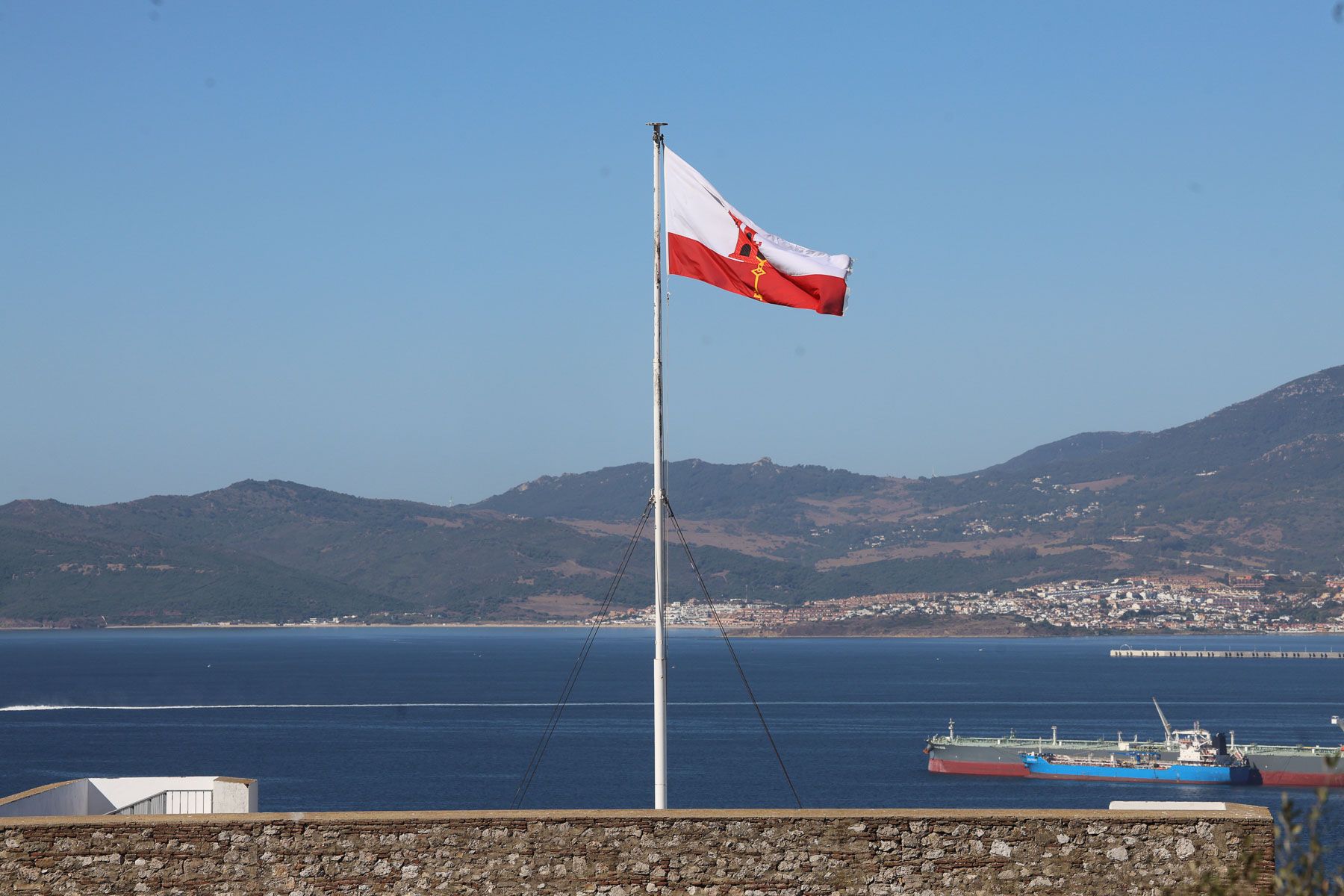 Una bandera ondea en Gibraltar.