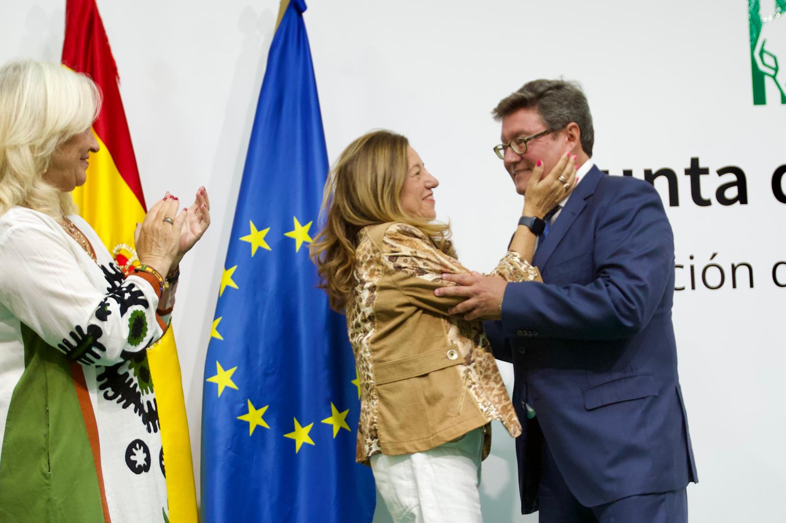 La consejera de Desarrollo Educativo y FP, María del Carmen Castillo, saluda al nuevo delegado territorial del ramo, José Ángel Aparicio, este miércoles en Cádiz.