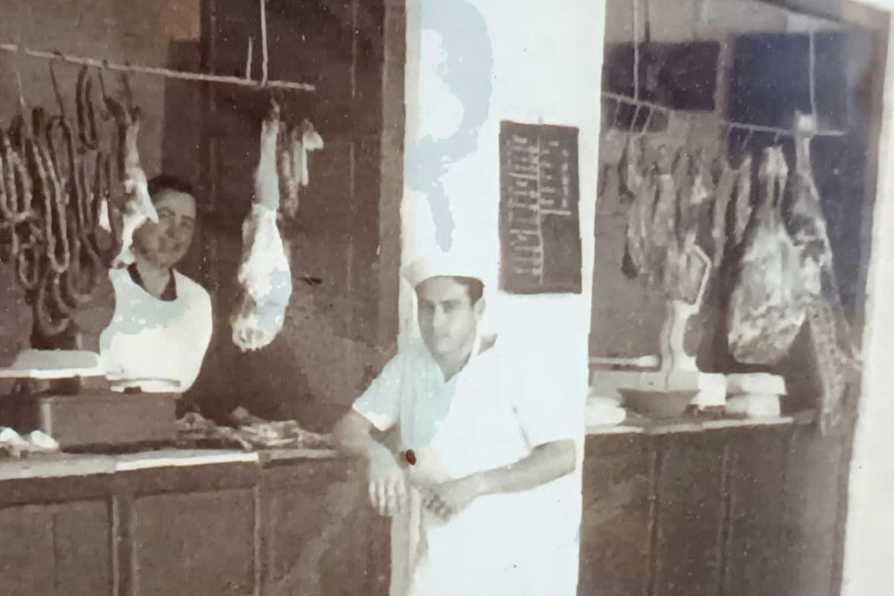 Su padre Paco con su abuela Enriqueta