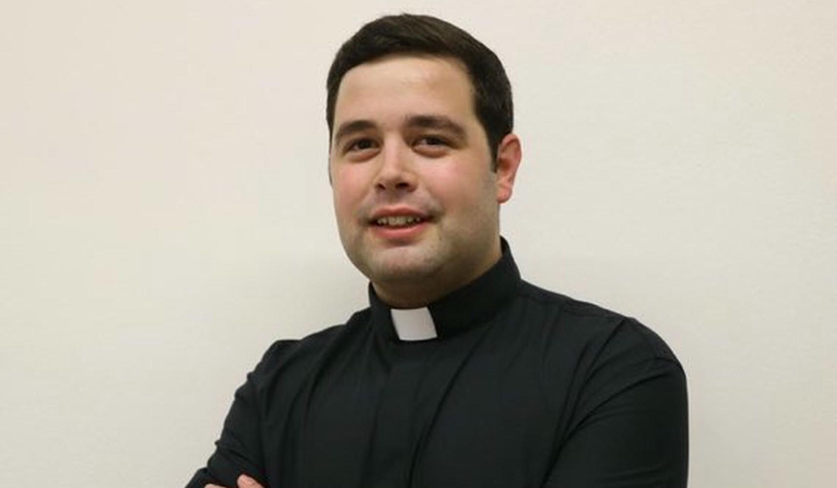El sacerdote Pedro Elena.