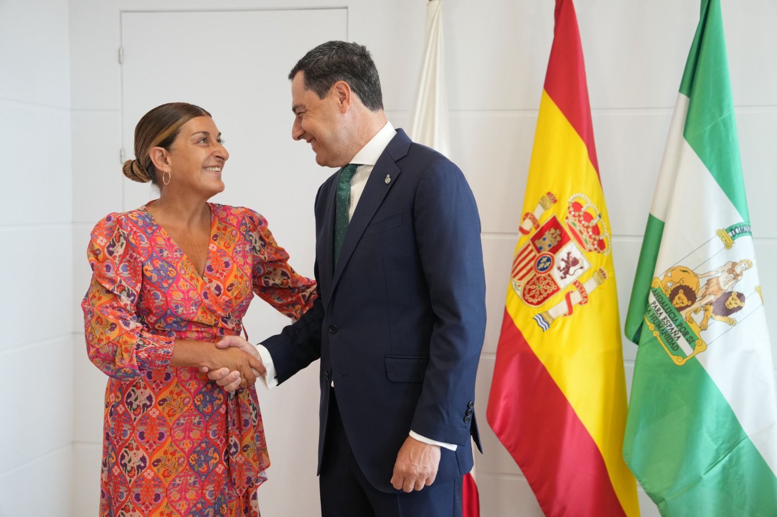 Juanma Moreno, con la presidenta de Cantabria.