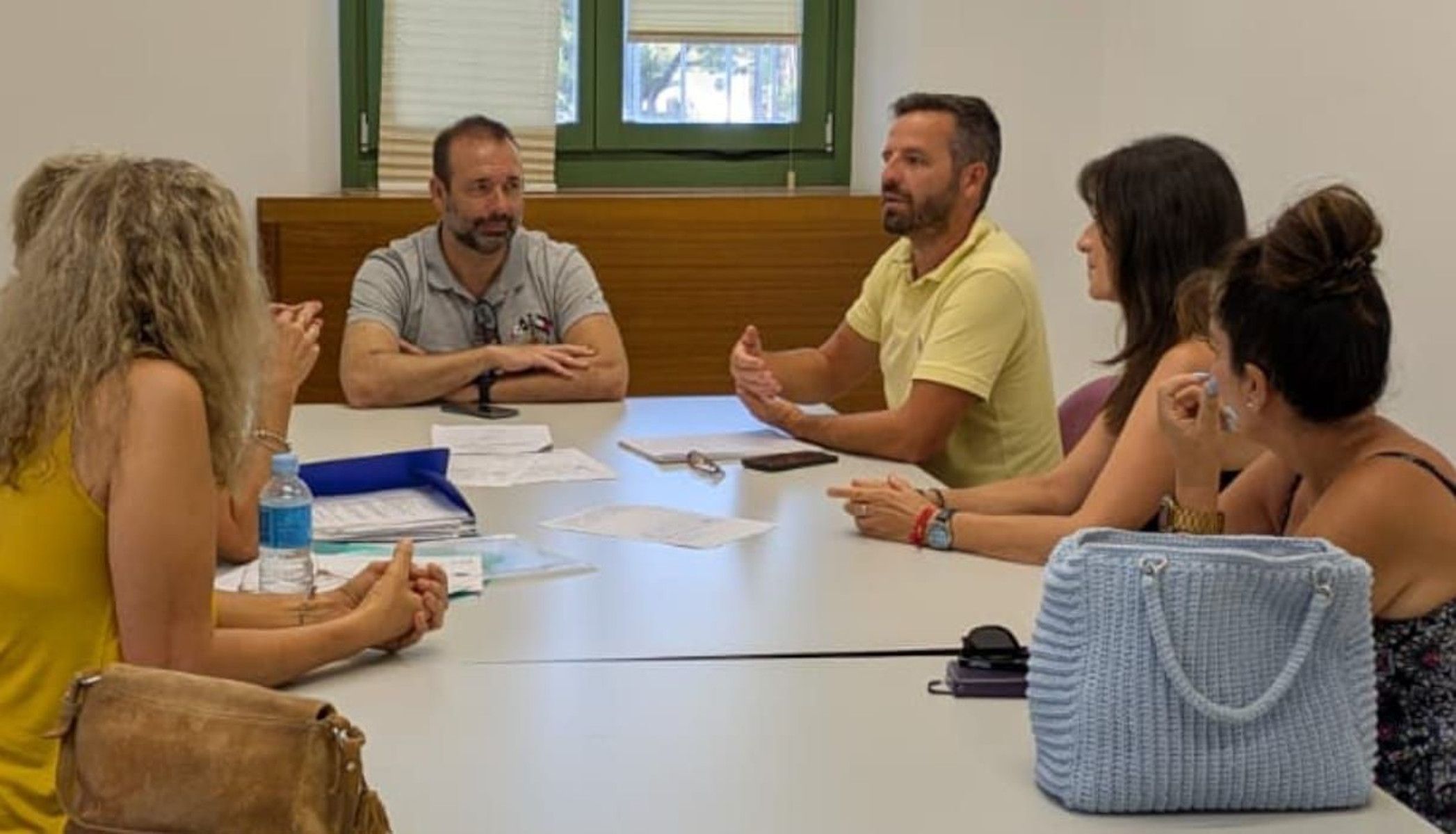 Una de las reuniones de las trabajadoras de Ayuda a domicilio con la oposición.