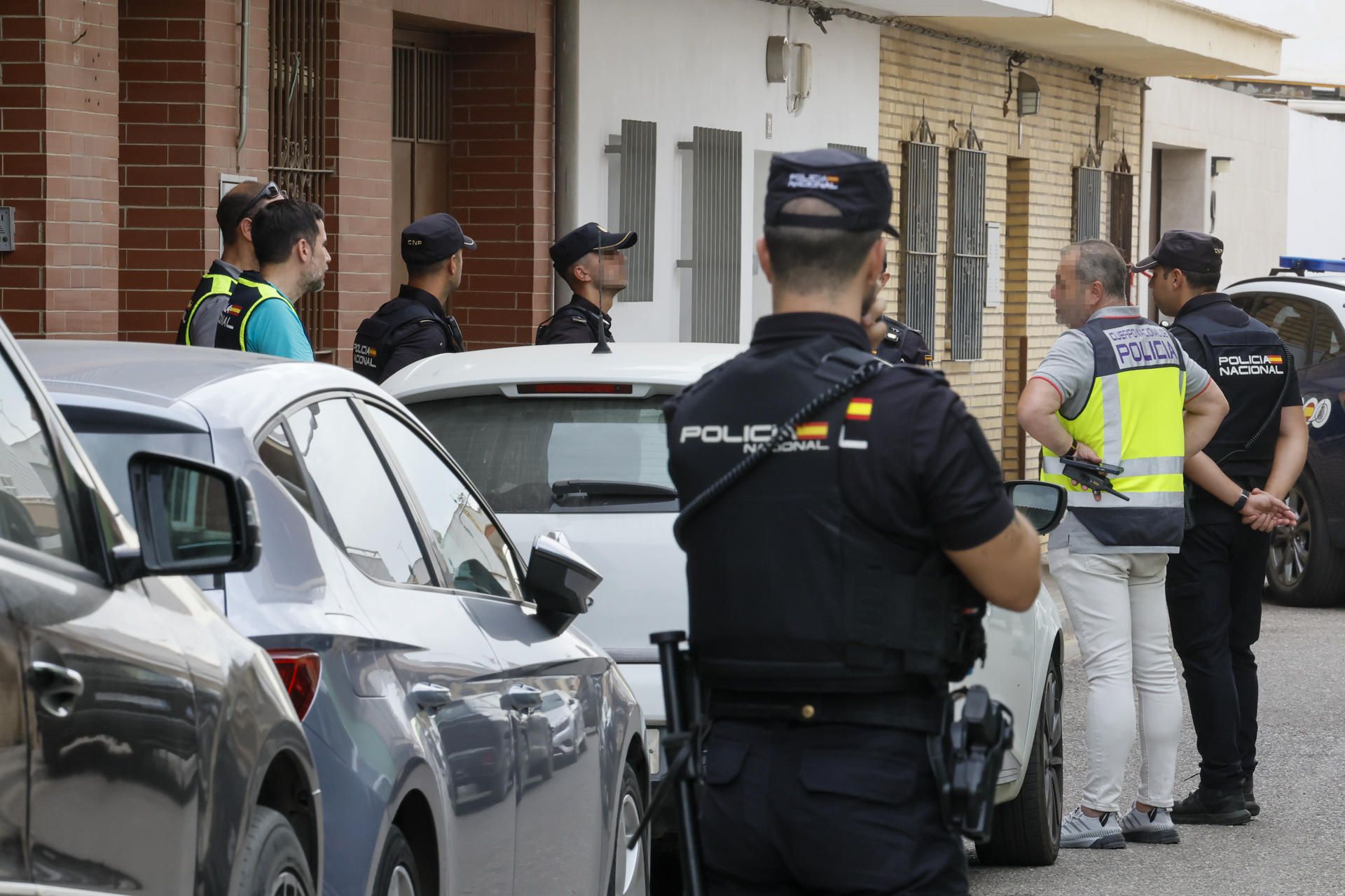 Agentes de Policía Nacional, en la casa donde se encontró a la mujer asesinada en Valdezorras
