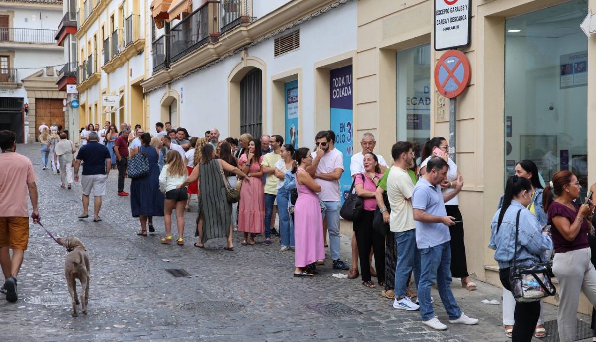 Colas en el Villamarta para el espectáculo navideño de Luis de Perikín.