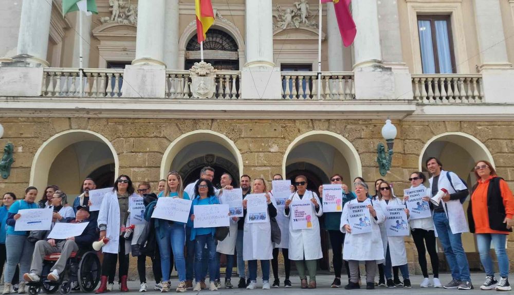 Una protesta ante el Ayuntamiento de Cádiz de las trabajadoras de ayuda a domicilio, en una imagen de archivo.
