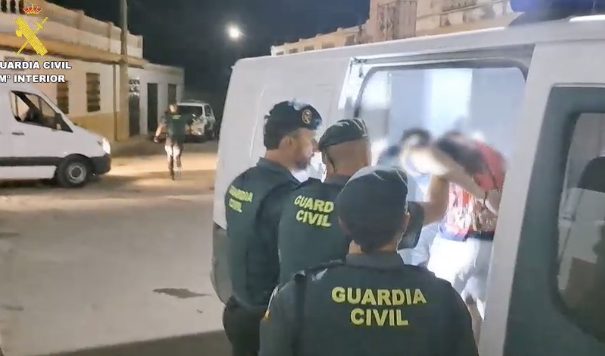 Un momento de una de las detenciones en Puerto Serrano, en una imagen de la Guardia Civil.
