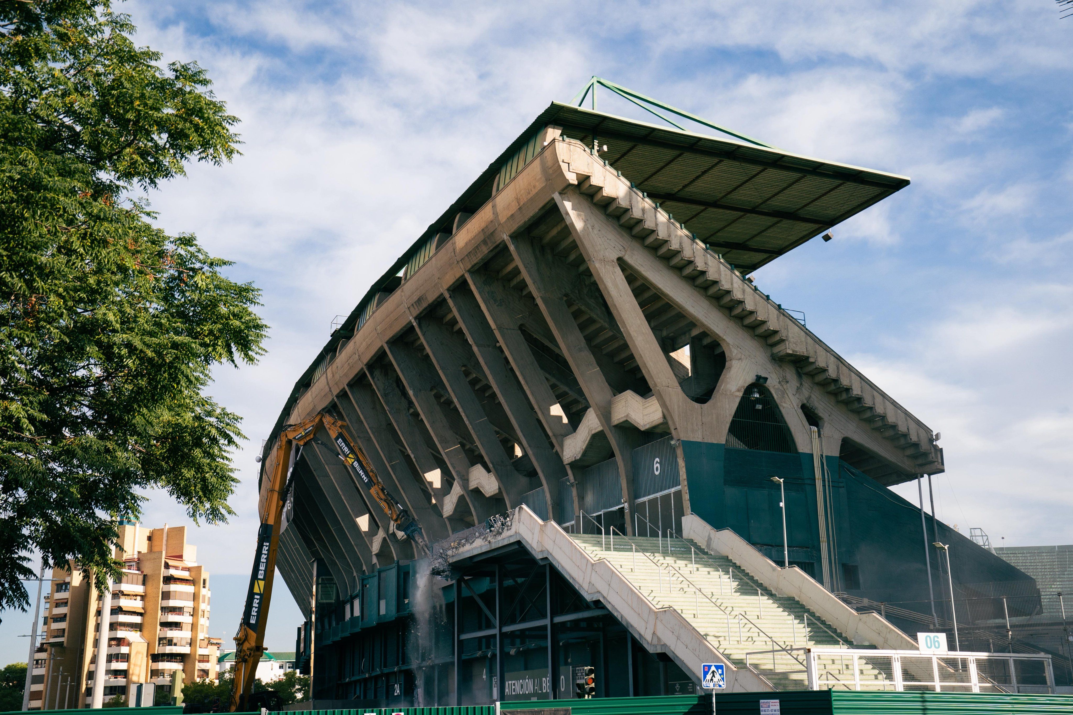 Demolición de la tribuna del Benito Villamarín.