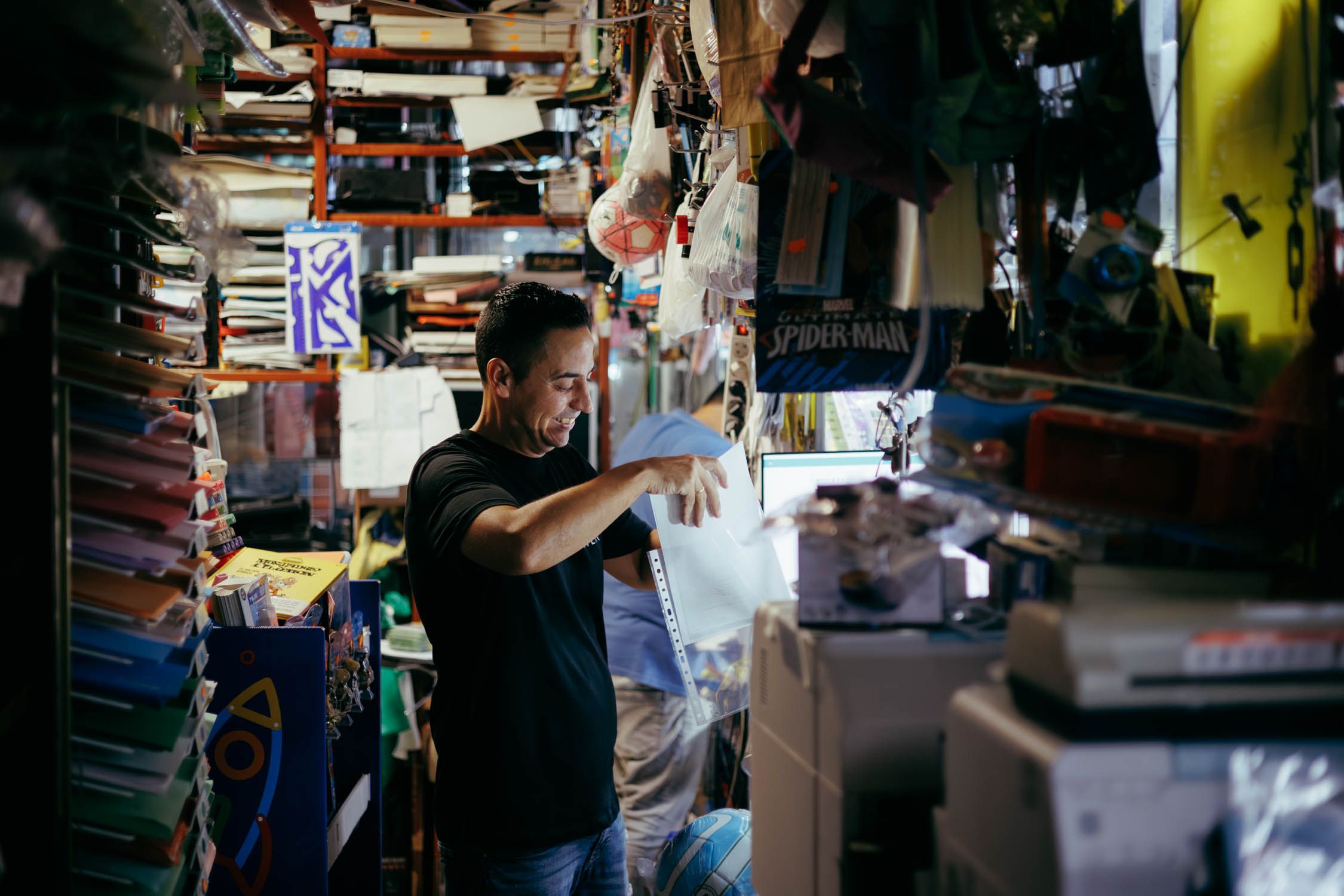 Israel Saldaña, en la papelería de su familia, en San Telmo, este pasado martes previo a la vuelta al cole.