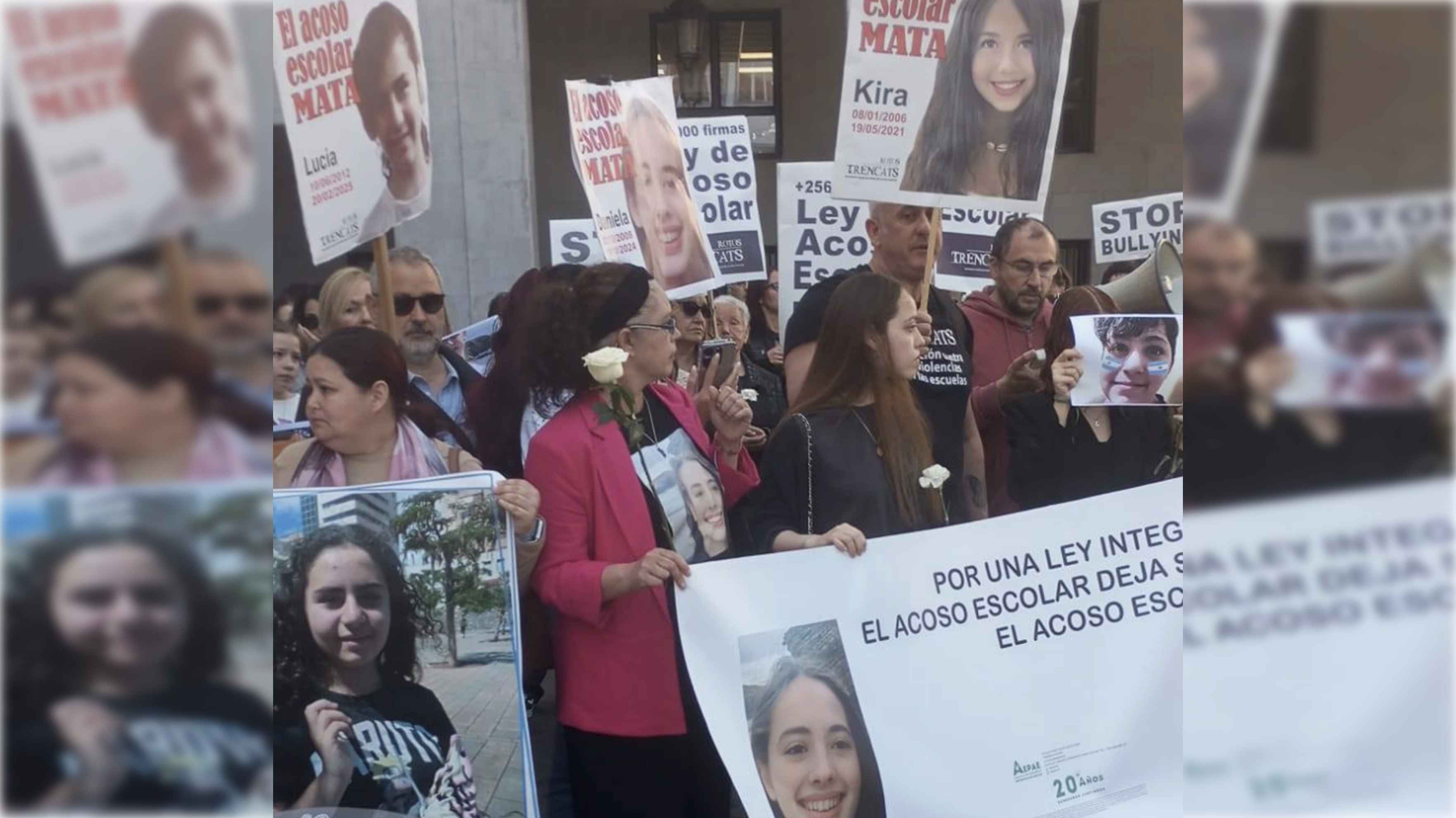 Imagen de archivo de una manifestación de familias que han perdido a sus hijas e hijos por la violencia escolar.