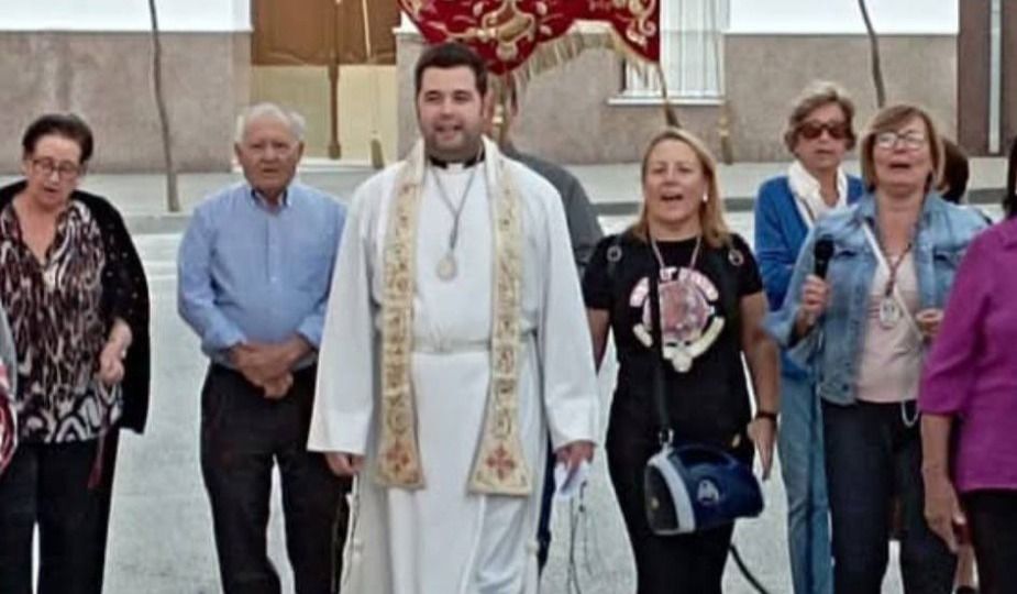 El cura Pedro Elena, en una imagen con feligreses.