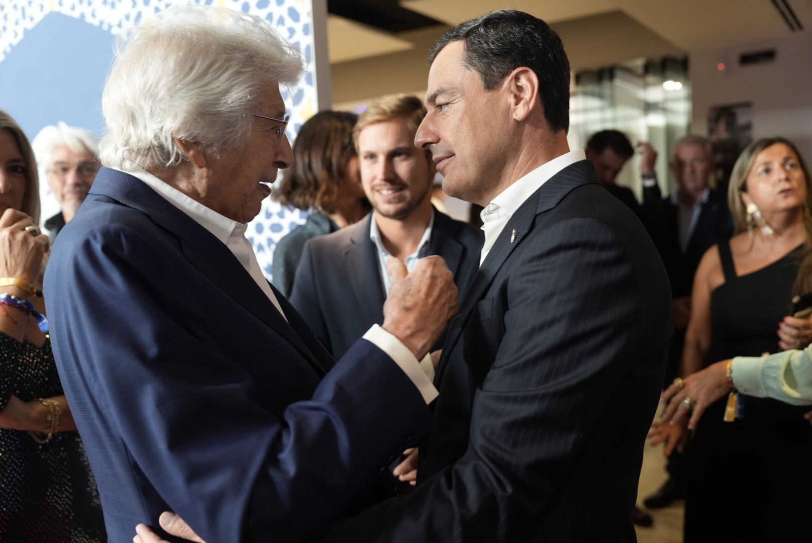 Juanma Moreno y Manuel Alejandro, en los Latin Grammy de Sevilla este miércoles.