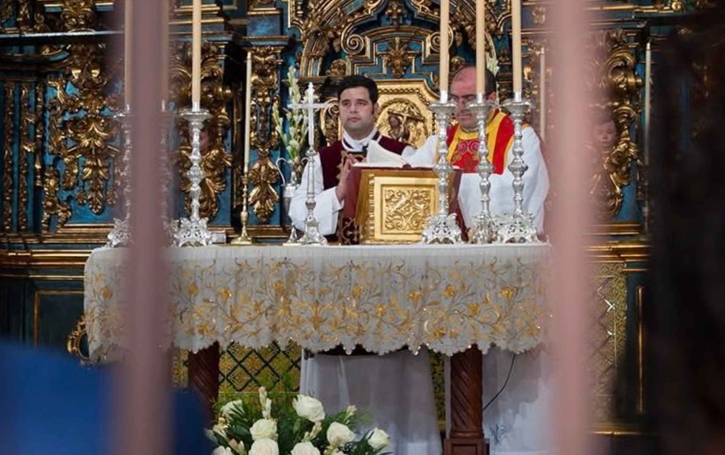 Pedro Elena, a la izquierda, durante una misa.