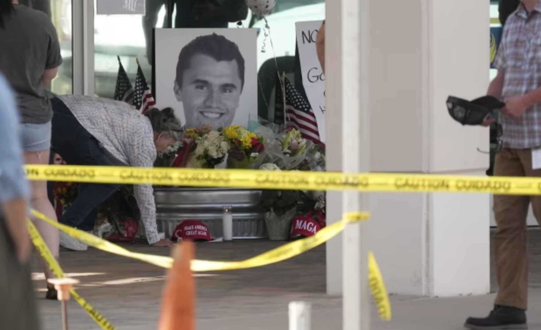Flores en el hospital donde ha acabado falleciendo Charlie Kirk. 