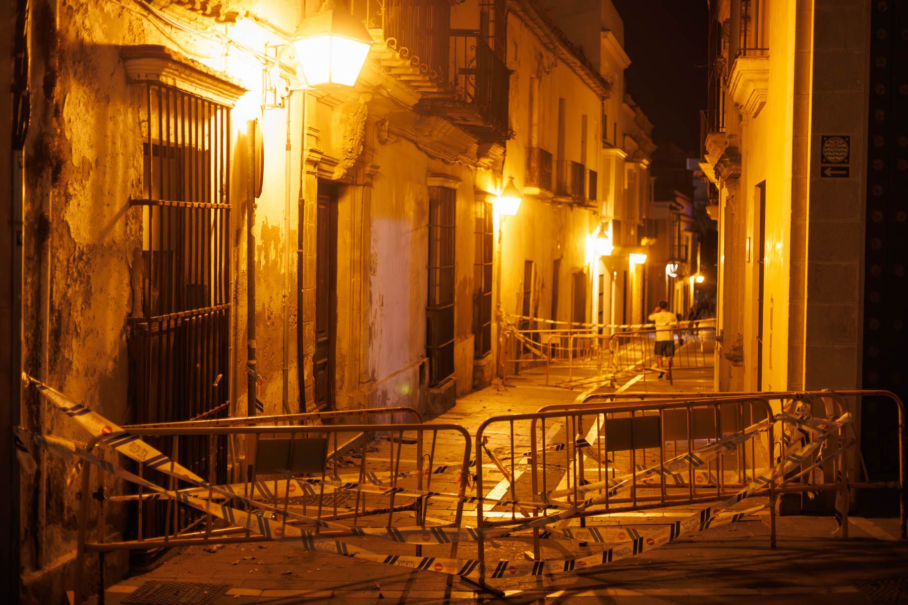 La calle San Miguel de Jerez, cortada por la caída de cascotes.